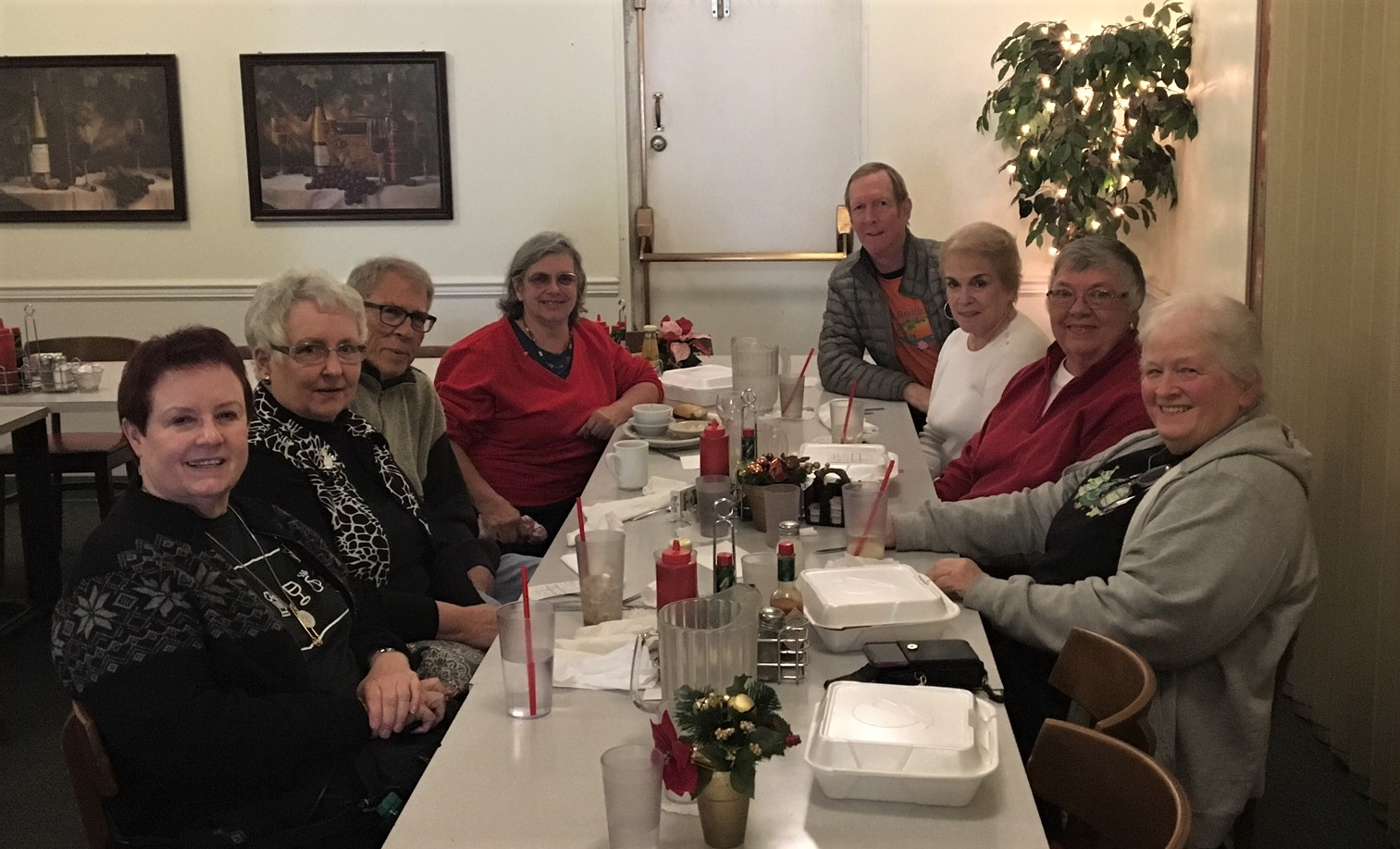 There was a class lunch meeting held on December 6, 2016 at Taylor Station.  In attendance were:  ​Linda Gilbert Milam, Sherry Kent Myers, Terry Osterberg, Linda Spooner Humphrey, Laurie Somers, Carol Burnett Tafoya, Judy Larson Richardson and Joan Redman